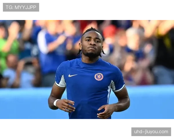 镜头捕捉：看台上出现致敬即将退役的切尔西传奇队长的TIFO